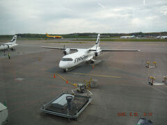 　フィンエアーは明日ストライキを行うそうですが、なんとかヘルシンキ空港まで無事たどり着きました。成田から着いた飛行機はヘルシンキ空港の西の端に着きました。
　バルト3国エストニアの首都タリンとは南へ100kmしか離れていません、そのためかプロペラ機で運航されています。成田便と比べ飛行機の大きさがかなり小さいです。空港の南東の端にはるばる歩いて搭乗します。