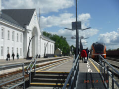 　エストニアからラトビアへ直通運転する列車はありません。国境の町ヴァルガ駅で列車を乗り換えます。