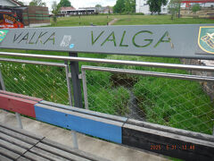 　乗換の待ち時間で町の中にある旧国境検問所を見に行きました。エストニアとラトビアは国境線の決定でもめたため、イギリスの仲裁で町の中に国境線を設けました。小さな小川(カエルの溝と呼ばれています）が国境になっているところがあります。この町はエストニア語VALGA、ラトビア語VALKAです。国境を示しています。