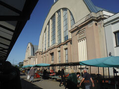 　明日のシャウエイ行きバスのターミナルを下見に行きました。大きな市場があり立ち寄りました。蒲鉾型屋根の４つの建物がありました。