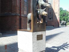 　聖ペテロ教会付近に グリム童話「ブレーメンの音楽隊」に登場する主人公のロバ、イヌ、ネコ、ニワトリの銅像があります。1990年に姉妹都市のブレーメンから贈られたものだそうです。「ブレーメンの音楽隊」のお話では、主人公の4匹の動物がそれぞれの背中の上に乗り大きな化け物のふりをして泥棒を撃退します。