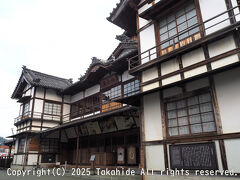 内子座

へんろ道から少し入った所にあるので立ち寄ってみました。
内部は見学時間前なので外観だけ見学します。


内子座：https://bunka.nii.ac.jp/heritages/detail/280463
内子座：https://www.town.uchiko.ehime.jp/site/uchikoza/
内子座：https://ja.wikipedia.org/wiki/%E5%86%85%E5%AD%90%E5%BA%A7