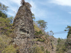 古岩屋

結晶片岩等からできた礫岩により構成された峰です。


古岩屋：https://www.kumakogen.jp/site/iju/5869.html
結晶片岩：https://ja.wikipedia.org/wiki/%E7%B5%90%E6%99%B6%E7%89%87%E5%B2%A9
礫岩：https://ja.wikipedia.org/wiki/%E7%A4%AB%E5%B2%A9
