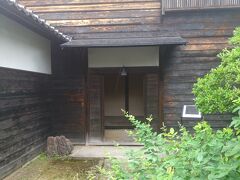 　その後は南方熊楠邸を訪問しました。
　南方熊楠は1916（大正5）年からこの邸に住んで、菌類や植物や民俗学などの研究に打ち込み、邸宅は敷地面積は約400坪（1334平方メートル）となっています。邸内には大きな楠や柿、みかんの木があり、顕花植物も数百種ありました。柿の木から新種の変形菌（粘菌）を発見するなど、庭は研究園の役割を担っていました。
　熊楠さんが実際に暮らしていたころの様子が再現されており、書斎などでは熊楠さんの息遣いが感じられます。