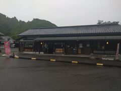 　バスを使って道の駅紀州備長炭記念公園を訪問しました。
　道の駅紀州備長炭記念公園は龍神温泉と白浜温泉との間に位置しており、紀州備長炭発祥の地といわれている道の駅であります。公園内の炭焼き釜では昔ながらの製法の炭焼きが開催されています。
　備長炭とは和歌山県の県木であるウバメガシの木を相性のよい紀州の土と石から出来た炭焼窯で焼いた白炭を示しています。完成した備長炭は、もとの原木の約三分の一の体積とっています。