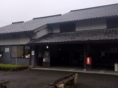 　併設されている紀州備長炭発見館。
　紀州備長炭発見館は木炭の歴史や文化あるいは種類・用途などをわかりやすく資料を用いて解説しており、その全貌が明らかになる博物館であります。開館時間は午前9時～午後5時（4月～11月）・午前9時～午後4時（12月～3月）、休館日	水曜日は（ただし、水曜日が祝祭日の時は、その翌日）
12月31日から翌年の1月2日は、公園整備のため休館となっています。
　実際の炭焼きに使われた道具を展示しており、そのほとんどは職人が自分自身の手で作ったものなのでとても貴重な展示となっています。館内の展示を紹介します！