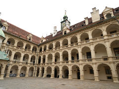 ランドハウス
ドメニコ・デラッリオという人によって手掛けられたイタリアルネッサンスの傑作と言われています。
3層のアーチ型の柱廊が中庭を囲んでいます。