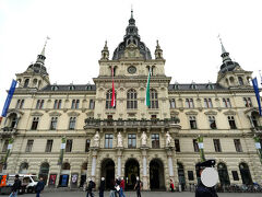 広場へ
立派な市庁舎