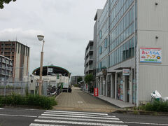 　みらい平駅で下車。流山や八潮あたりの駅前に比べれば、建物が低く落ち着いた街並みです。新都市も楽しそうだけど、こちらには また違った住みよさがありそう。
　半地下になっている つくばエクスプレスの線路沿いが歩行者専用道になっていて、歩きやすいです。駅前保育園の子どもたちが、お散歩に出てきていました。