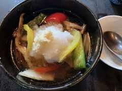 去年旧軽井沢に来た時、行列を見て「そんなに美味いのか？」と気になっていた店。雨ということもあり行列なし。すぐに入店できました。ラッキー。野菜の揚げ出し小サイズをまずいただきます。