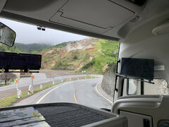 バスは万座ハイウエイを進みます。坂を降りたら万座温泉。