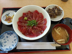 私は地場産まぐろ丼（もずく天ぷら付き）を注文

