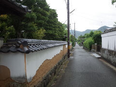 右折して、江戸屋横町の一本西を走る伊勢屋横町に入ります。
御成道に棚を構えた商家の伊勢屋に由来します。