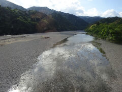 大井川の上流方向。
今思えば、反対側にある温泉施設を撮ればよかった^^;