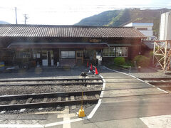 さっき来たばかりの家山駅の駅舎。