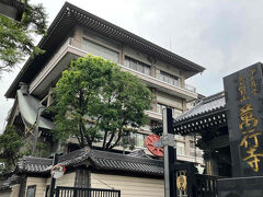 駅まで向かう帰り道、ひときわ目を引いた萬行寺

この後キャナルシティまで歩いたのですが、雨が強くなってきたこともあり再び地下鉄に乗って天神へ