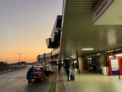 キューバ出国の朝

日の出前の空港に無事到着。やれやれ