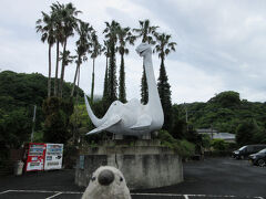 それほど賑やかな観光地というわけではありませんが、大きな土産物屋があり、駐車場にはイッシー像が設置されていました。

ゴエモン「こんなのが住んでいたらロマンがあるね。」