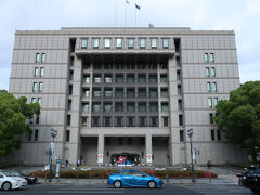 大阪市役所本庁舎
1985年竣工
日建設計、村野藤吾、竹腰建造　設計
SRC造、地上8階、地下4階、塔屋3階
1921年に竣工した旧庁舎の中央の塔の頂部は今も屋上に移設されている。