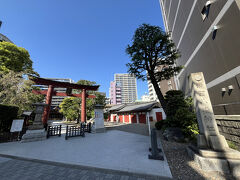 ４社目は蒲田八幡神社、京急空港線で穴守稲荷から蒲田に移動し、駅から歩いて３分です。神社の裏手から境内に入りました。（写真は表側ですが）