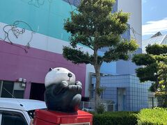 鳥羽水族館に着きました
開館10分前でした
たくさんの人が並んでいましたが半分ぐらいの人はこれからチケットを買うよう
私は事前に買っていたのでスイスイ入れました
みんなラッコへ向かいます