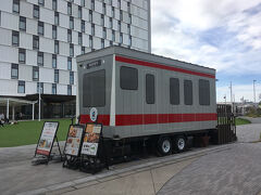 イオンモールに隣接するホテルの前には、トレーラーハウスのような物がありました。
「鉄道運転体験ハウス とよすなトレイン P318」というサービスでした。
