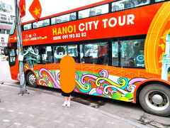 オペラハウス前にある「Hanoi City tour」の赤いキオスクカウンターに行って話を聞くと、ハノイのオープントップバスは、2種類あり…
①「Hanoi City tour Hop On Hop off」
②「City Sightseeing Hanoi」

私達が乗車するのは、①「Hanoi City tour Hop On Hop off」のバス。　
(写真のバスが今回乗車するバスです)

2種類のバスの見た目がそっくりなんで(キオスクもそっくり)、
事前予約した人達が、よくバウチャー持って間違えて来られるんだそう。

この日の「Hanoi City tour」は、”ドンキンギアトゥック広場”から出発するとのこと。
(ちなみに、ホアンキエム湖周辺は、いつも土日が歩行者天国になるとは限らないらしい)

心優しいスタッフさんが、バスで“ドンキンギアトゥック広場”まで乗せて行ってくれました。

…こんだけ似てたら間違うワ！(￣▽￣;)
