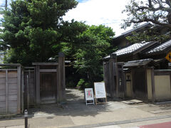 安田財閥創始者である安田善次郎の娘婿が購入し、その長男楠雄が相続した邸宅です。伝統的な書院造や数寄屋造の和風建物に立派な庭園があることで知られています。