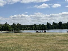 部屋でちょっと休んだ後、まずは、ホテルから近くのケンジントンガーデン(Kensington Gardens)に出かけました。