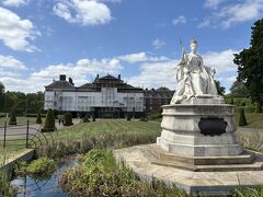 そして、ケンジントンガーデンの中にあるケンジントンパレス（Kensington Palace）を訪ねました。ここは皇太子ご一家がまだ使っている（常時住んでいるわけではないらしいですが）宮殿で、一部が公開されています