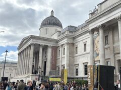 ケンジントンガーデン近くの駅から地下鉄でナショナルギャラリー(National Gallery）に向かいました。ロンドンの地下鉄はアップルペイやクレジットカードのタッチで乗れて便利でした。ナショナルギャラリーは、何度か訪れていますが、無料で並ばずに名画が鑑賞できるので、ロンドンに来た時には行くことが多いです。