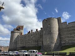 ロンドン2日目（5月7日）は、まず、ウィンザー(Windsor)に行ったのですが、水曜日は休館日で中に入れませんでした。