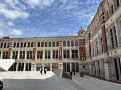 仕方がないのでロンドンにとんぼ返りしました。そして、ヴィクトリア・アンド・アルバート博物館(Victoria and Albert Museum）を訪ねました