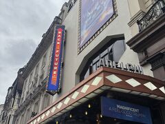 その後、ウェストエンドのAdelphi Theatreで上演中のBack to the Future: The Musicalを見ました。