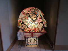 そうそう、このホテルは星野リゾートグループの界　津軽というホテルです。ご飯の前に温泉入らなくちゃ。エレベーター脇のねぶたの飾り。ちゃんと絵師の方の名前があります。