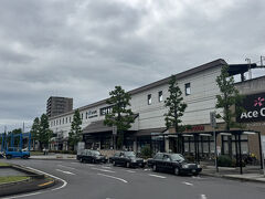 丸亀駅に着きました。
ここからは歩いて丸亀城に向かいます。