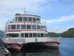 遊覧船に乗ります。