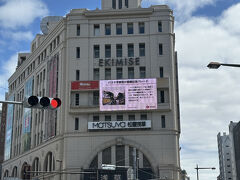 東武浅草駅。川をわたってすぐに急カーブして乗り入れる構造で無理やり感いっぱい。駅は大都市のターミナルらしくなかなか雰囲気がある。このあたりの光景もロンドンやパリに似ている。
