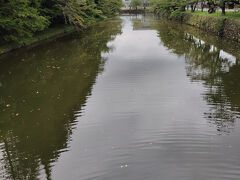 上杉神社はかつて米沢城があった所ですが，今はお堀と石垣しか残っていません