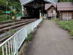 こちらが板谷駅．巨大なシェルターで覆われています．手前のログハウスのようなものが待合室です．