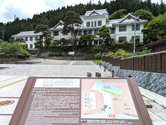 ◆旧日光市役所記念公園◆

木造4階建の和洋折衷の入母屋造り
ホテルとして建てられたけど、ホテルとしては使われず。。市役所として使っていて。。今は公園。。内部公開はしていません。