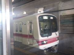 　神戸電鉄に乗車。
　神戸電鉄は1926年3月に「神戸有馬電気鉄道株式会社」として設立され、神戸市湊川駅から有馬温泉、三田、栗生方面への路線を中心に運営しています。年配の方からは以前の社名に由来する「神有」「神電」の名称で呼ばれています。
　六甲山地を通るため、50‰(パーミル)もの急勾配が存在しています。