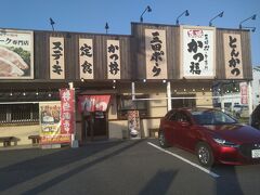 　夜飯はかつ服にしました。
　かつ福は三田ポークのおいしさと、とんかつのサクサク感が美味しいのがポイントなとんかつ屋さんです。店内はカウンター席が５隻とテーブル席が６席ほど、４人掛けと２人掛けの席から構成されています。
　とんかつ定食のほか、ポークステーキ、ビーフカツ、チキンカツなど種類豊富です。