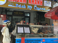 ホイアンに来たら、食べたかった
MADAM KAHNH 
こちらは、バインミーの人気店。欧米人が多かったです。
空いてる席に座るように言われたのでテーブルで座ってたら、後から3人組が来たので、隣の1人の人と相席するように言われました。
ベトナムでは相席がよくあるらしいです。