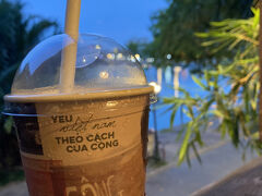 16時過ぎたら、だいぶ涼しくなってきた
また街散策開始してcong cafe へ

CONGは、ベトナムのカフェチェーン店なので割とどの都市にもありますが、チェーン店だけど支払いは現金のみ。

今回は、コングで有名なココナッツコーヒーを。
スタバのフラペチーノみたいで美味しい&#128523;

ただ、中国人のツアー客に2階席乗っ取られてめっちゃうるさかった