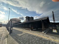 日曜夕方の渋滞を気にして早めに奥日光から下ったが、帰りのいろは坂も比較的空いていて、スムーズに下今市へ。考えていたよりだいぶ早くついてしまった。
一本早い特急にも余裕で乗れる時間だったが、満席だった。
下今市駅には長い縁側がある。