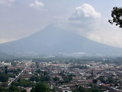 霞んでいるけどアグア火山など3000ｍ級の山が見える。形が富士山ぽいよね。ポーランドの子は隣のアカテナンゴ火山に登ってきたらしく、すごく大変だったけど、火山が噴火している様子が見れてすごかったと言っていた。いいなあ。
