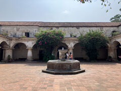 町に戻り、ポーランドの子はカフェに行くというので、私は引き続き観光。カプチナス修道院へ。ここもQ50かかるのでどうしようかなと思って、入り口まで行くと、剣舞所を通らずに中には入れてしまった。どうやらイベントで隣の建物を開放していて、そこからの通路から入ってしまったようだ。あれ、無料になったのかなと思いつつも、出るときに券売所発見。　