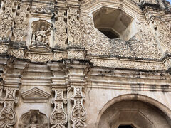 続いてサンタクララ修道院へ。ここもQ50かかるけど、さっきただでは入れてしまい、お金が浮いたので、ここも入ってみる。ファサードの彫刻が素晴らしい。