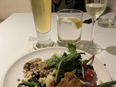 無事スタアララウンジに入室。先日のバーテンダーさんに覚えられてて、もう戻ったんだね、と言われ恥ずかしかった。今日はサンタモニカのblonde ale。ランチ食べてなかったのでお腹ぺこぺこだけど、フードは変わってないので程々に。